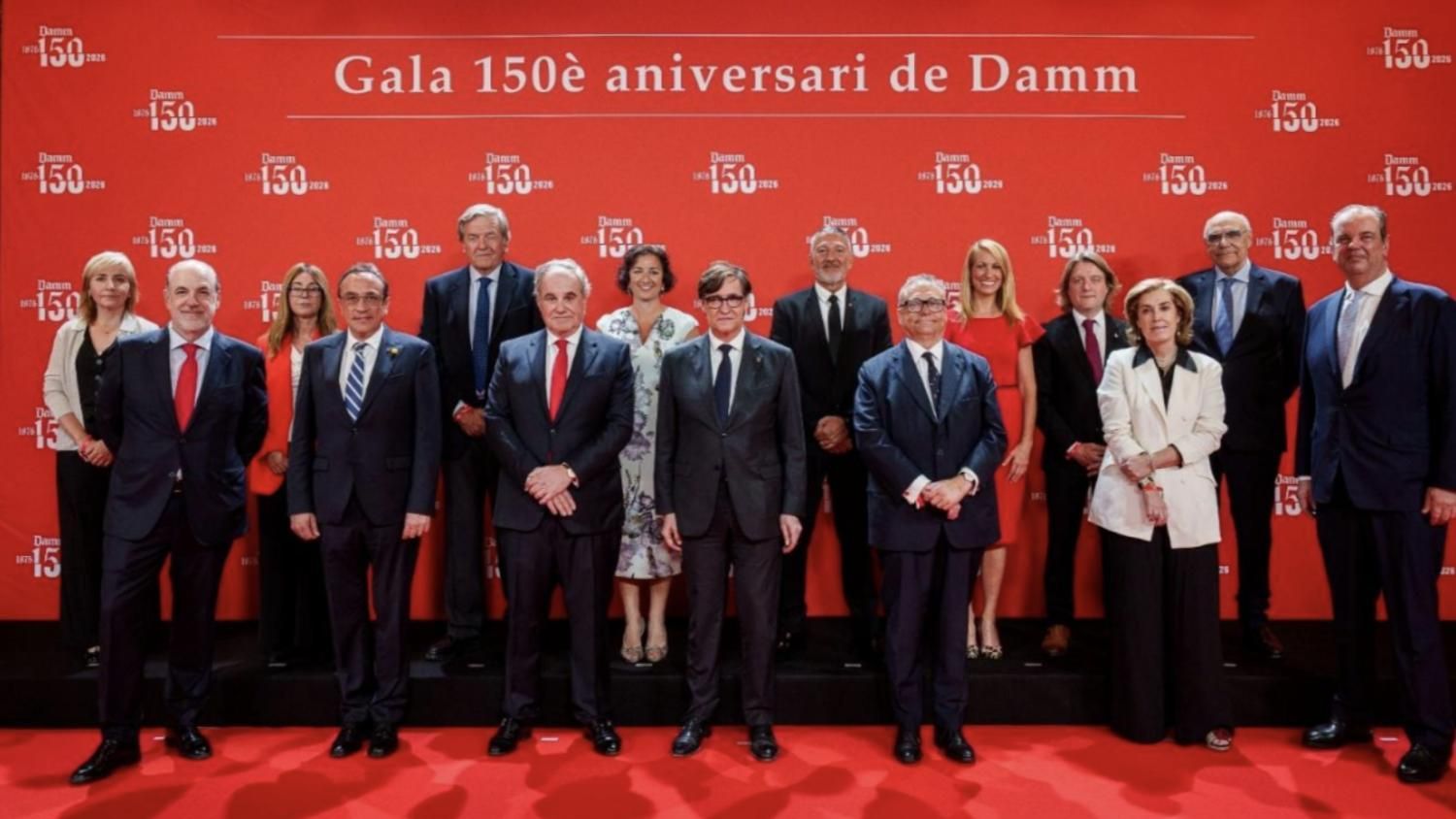 El presidente de la Generalitat, Salvador Illa, con Demetrio Carceller, presidente ejecutivo de Damm, en el Liceu, y las autoridades invitadas.