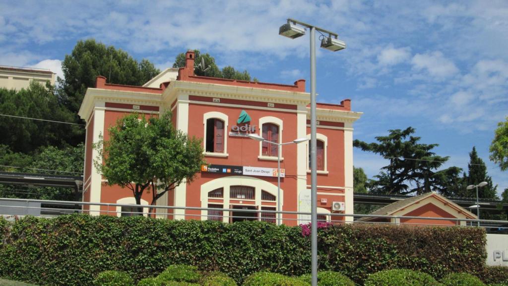 Exterior de la estación de Renfe de Sant Joan Despí 