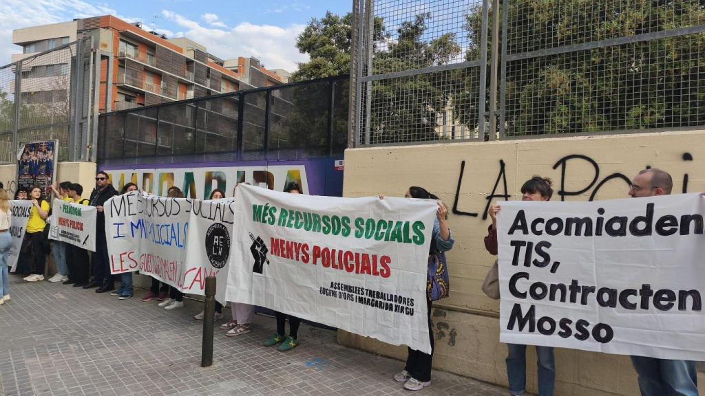Trabajadores de institutos de L'Hospitalet protestan contra la presencia de Mossos en las aulas