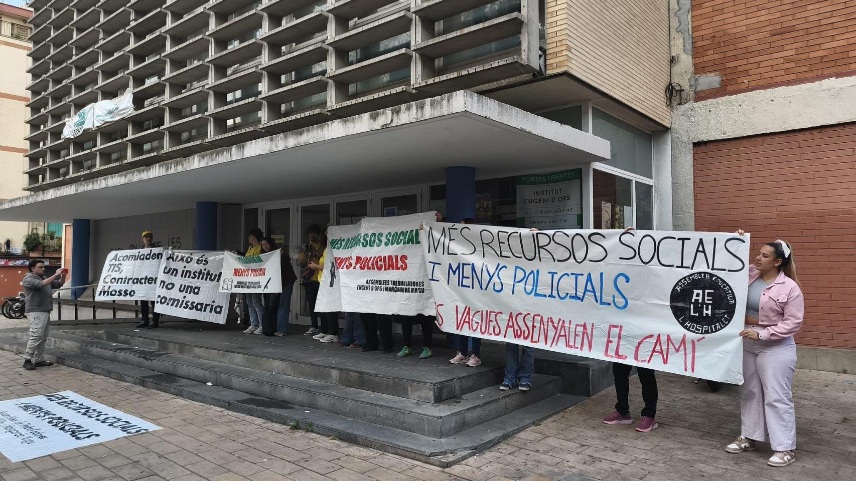 Trabajadores de institutos de L'Hospitalet protestan contra la presencia de Mossos en las aulas