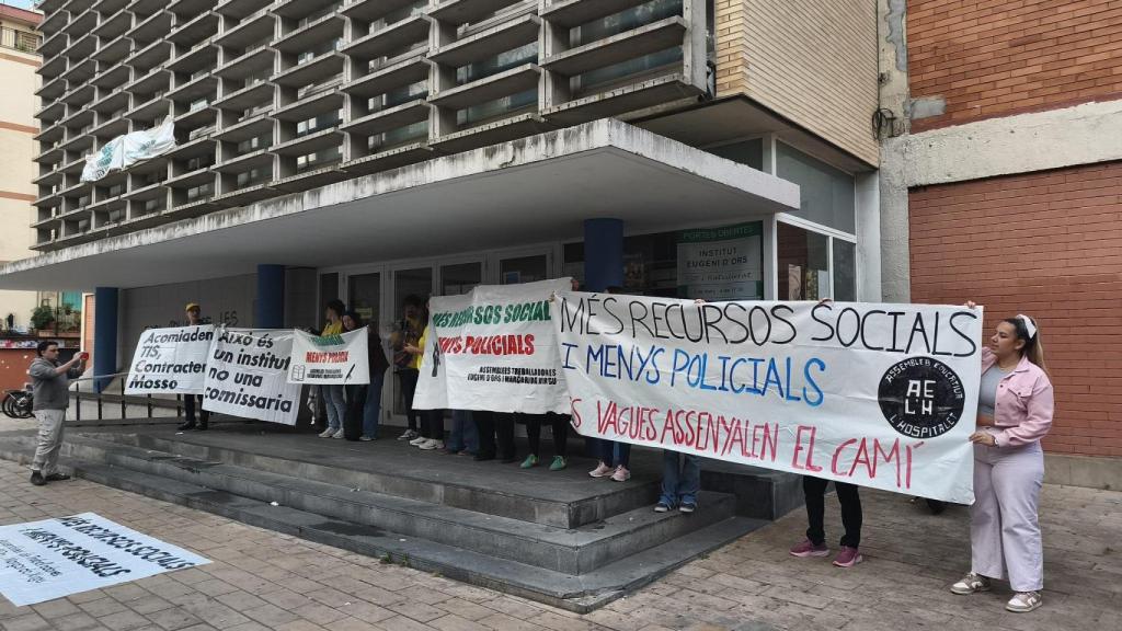 Trabajadores de institutos de L'Hospitalet protestan contra la presencia de Mossos en las aulas
