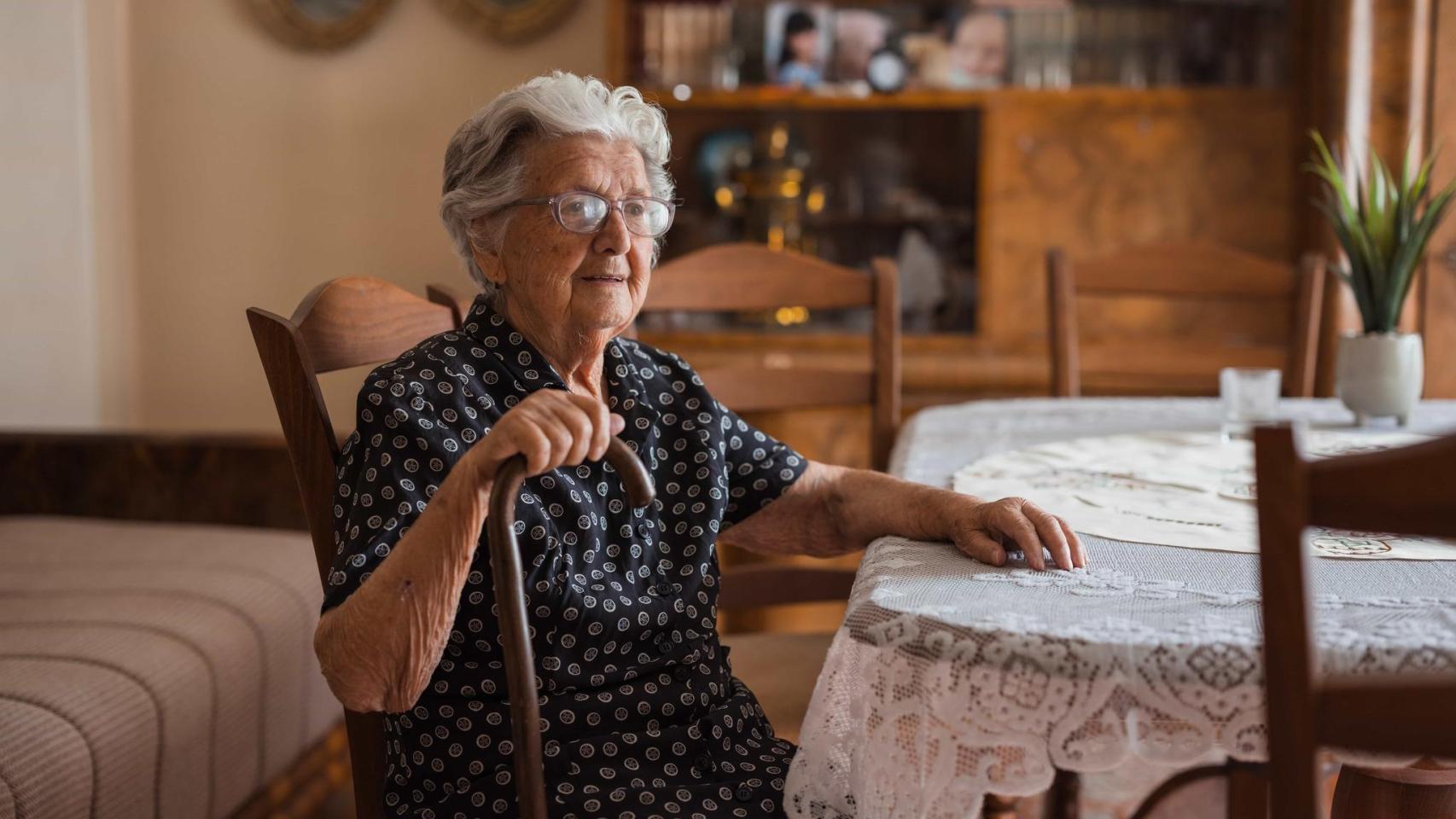 Señora mayor de 65 años - Istock