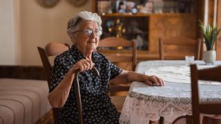 Señora mayor de 65 años - Istock