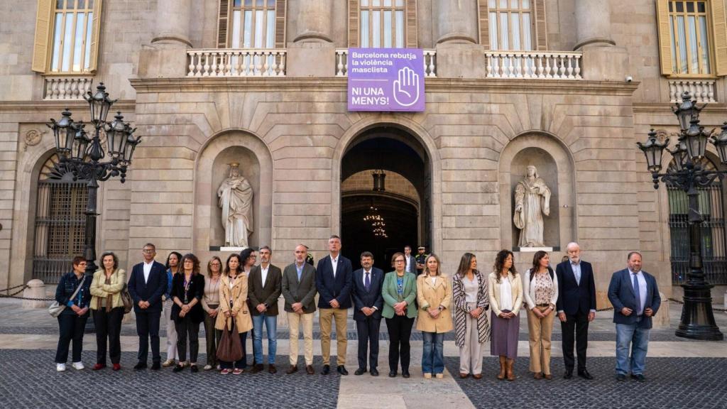 Minuto de silencio ante el Ayuntamiento de Barcelona