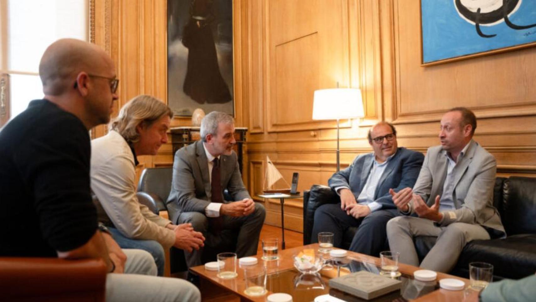 El alcalde de Barcelona, Jaume Collboni, con representantes de la UESA y el CE Europa