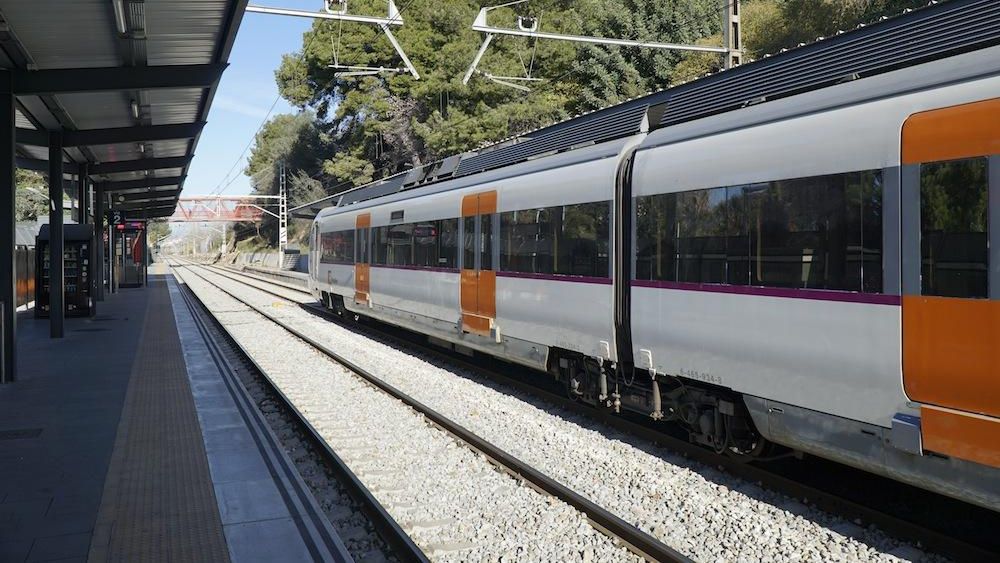 Un tren de Rodalies a l'estació de Sant Joan Despí