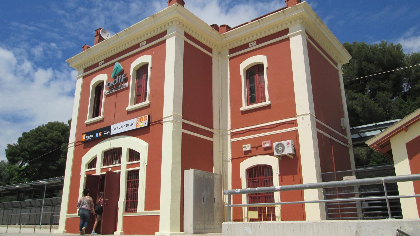 Exterior de la estación de Sant Joan Despí en una imagen de archivo