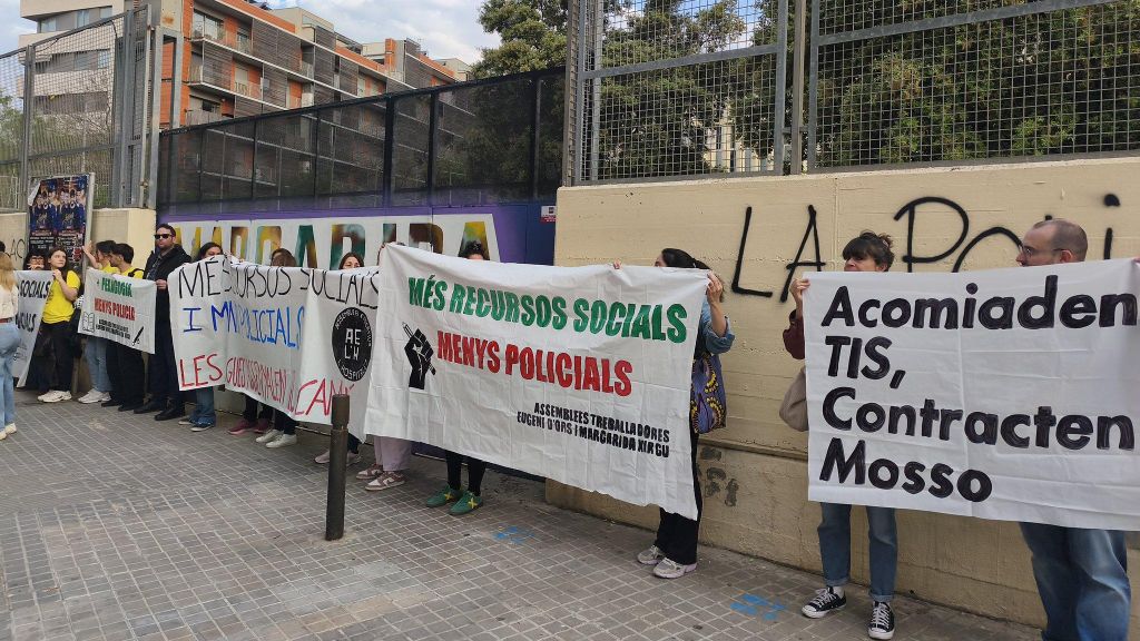 Treballadors d'instituts de L'Hospitalet protesten contra la presència de Mossos a les aules