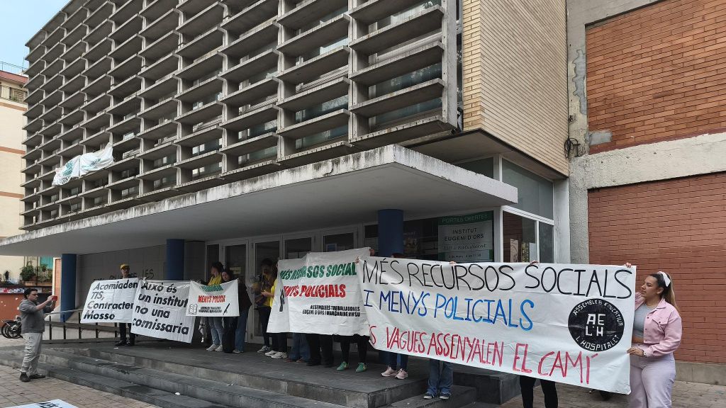 Trabajadores de institutos de L'Hospitalet protestan contra la presencia de Mossos en las aulas