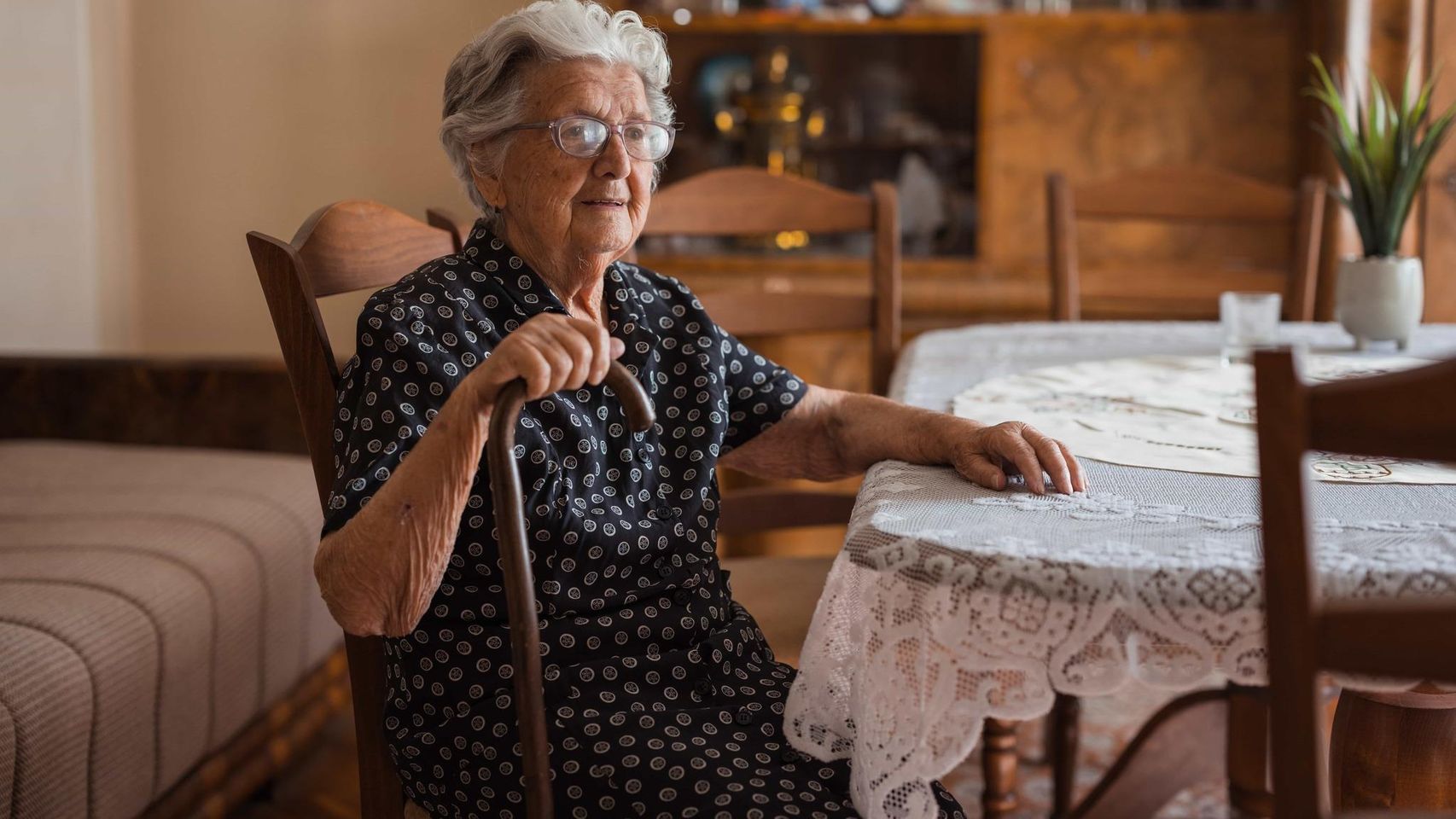 Señora mayor de 65 años - Istock