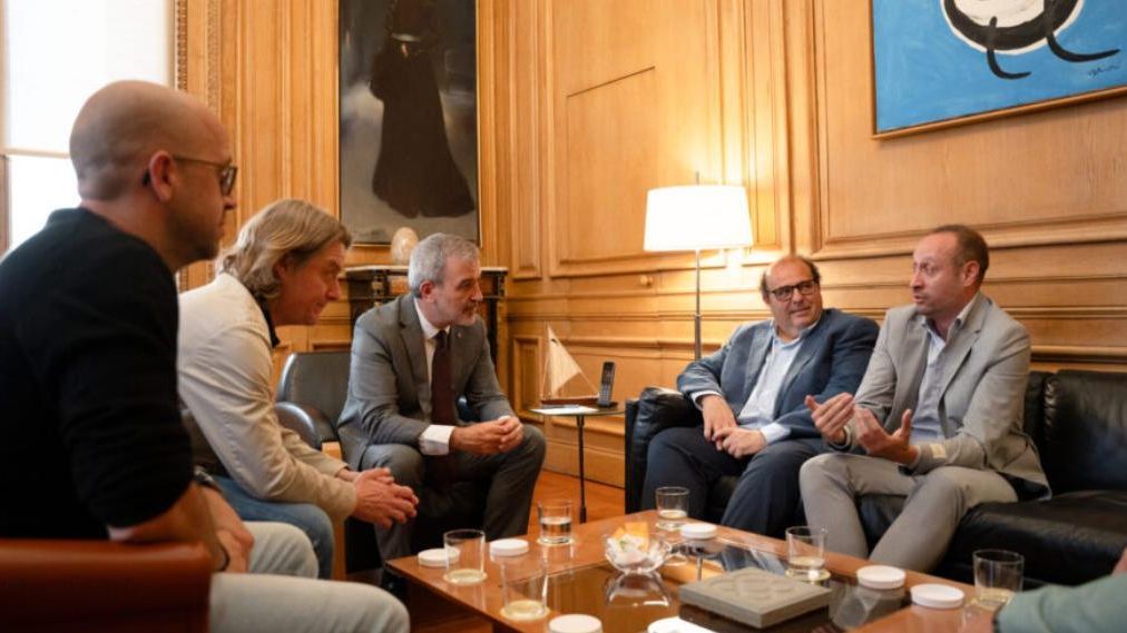 El alcalde de Barcelona, Jaume Collboni, con representantes de la UESA y el CE Europa