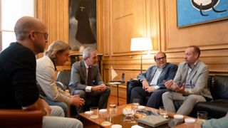 El alcalde de Barcelona, Jaume Collboni, con representantes de la UESA y el CE Europa