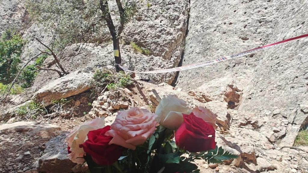 Rosas a los pies de Montserrat donde murieron los dos escaladores