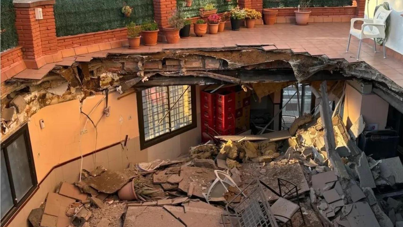 Se derrumba el techo de un bar en Santa Coloma de Gramenet