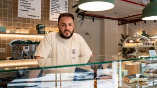 Jon Cake, el ingeniero aeronáutico detrás de las mejores tartas de queso de Barcelona: “A los dos meses ya vendía 100 semanales”