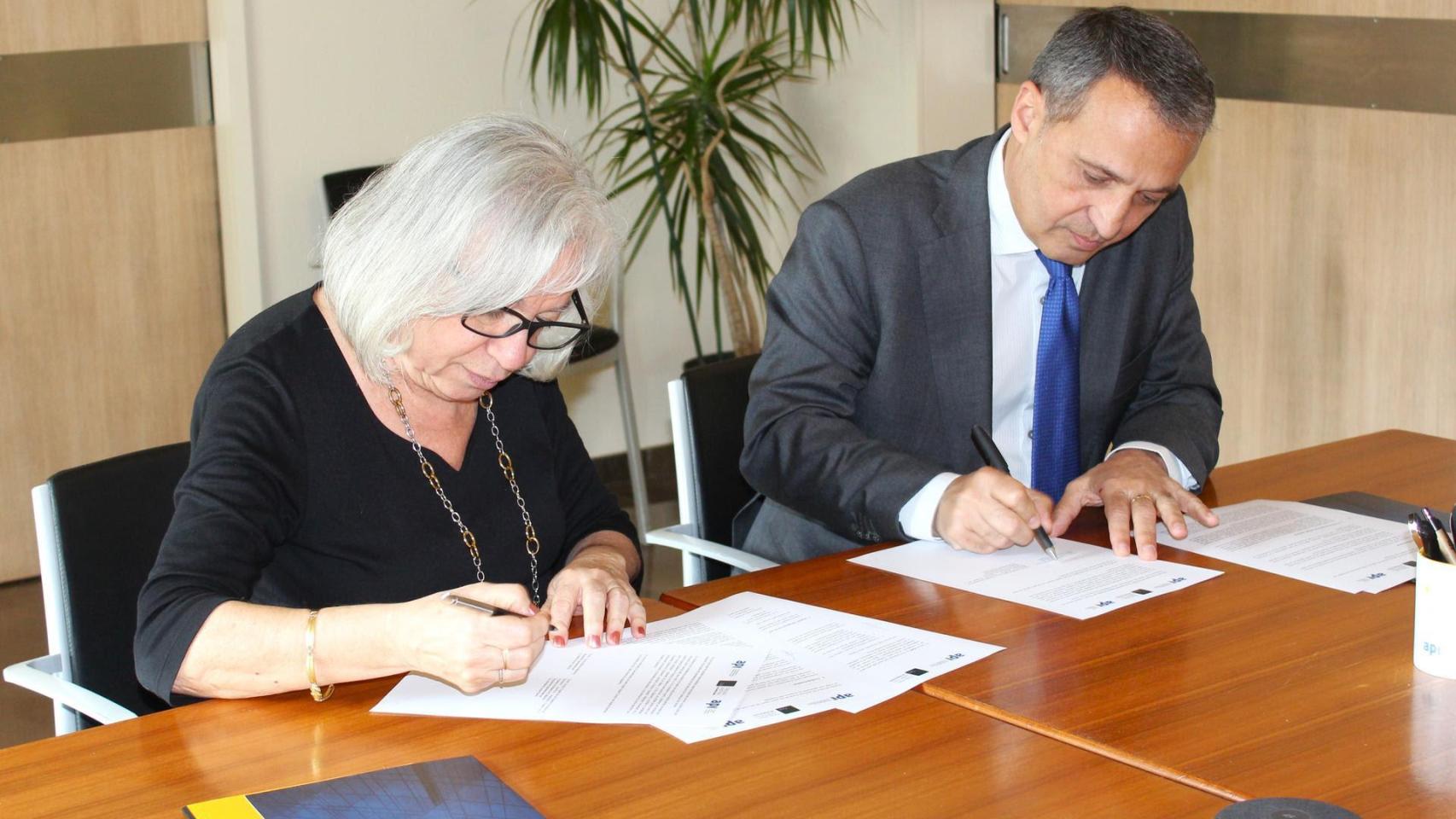 Montserrat Junyent (API Catalunya) y Frederic Munné (TAB) durante la firma del convenio