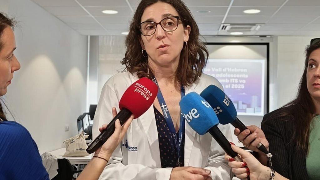 Espiau atendiendo a los medios