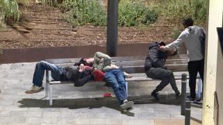 El "día de la marmota" de la inseguridad en la plaza de la Coca de Mataró: peleas con machetes, robos y consumo de drogas a plena luz del día