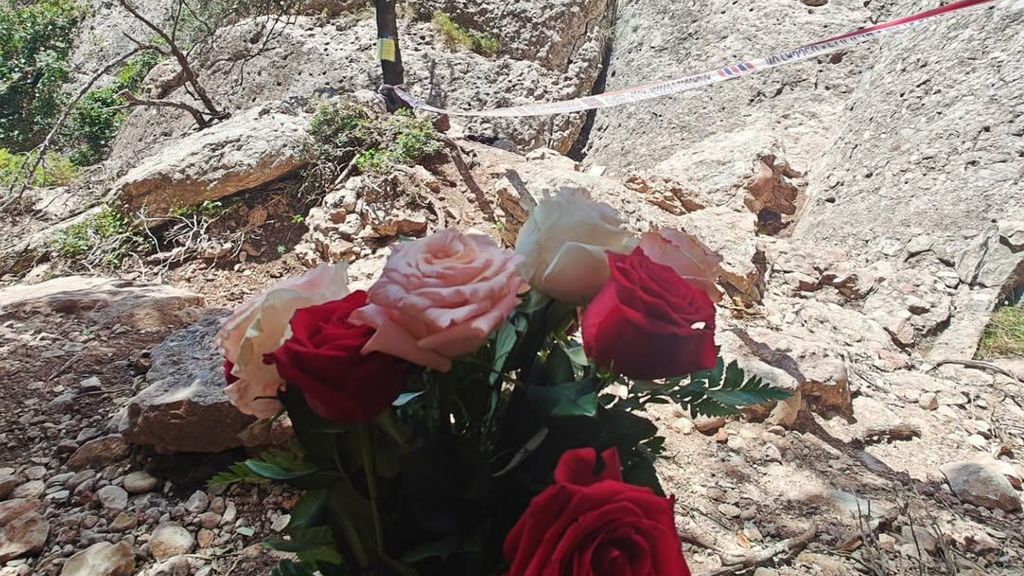 Roses als peus de Montserrat on van morir els dos escaladors