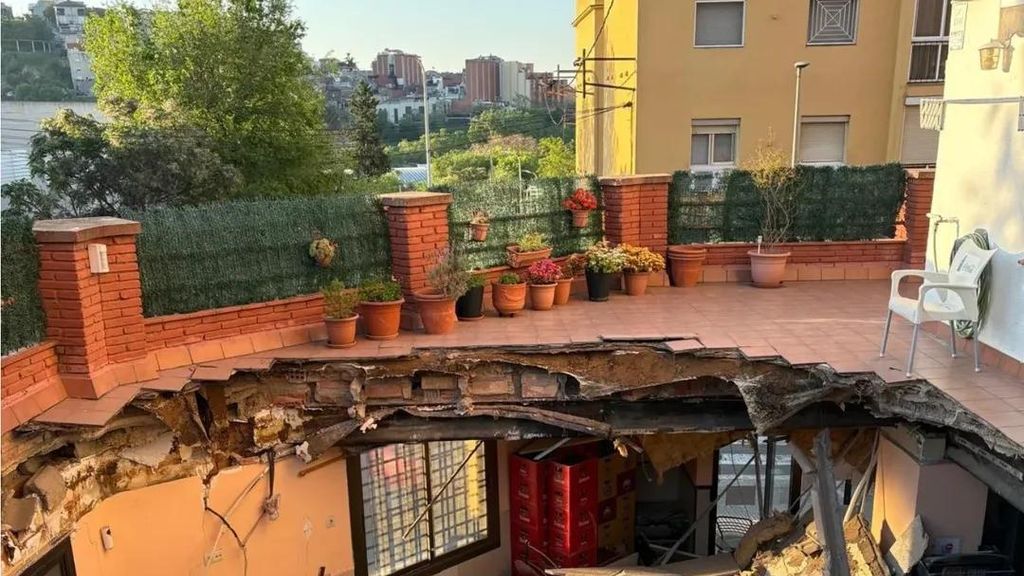 Se derrumba el techo de un bar en Santa Coloma de Gramenet