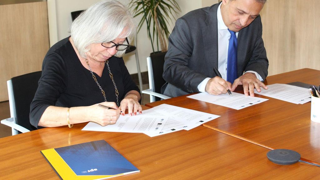 Montserrat Junyent (API Catalunya) y Frederic Munné (TAB) durante la firma del convenio