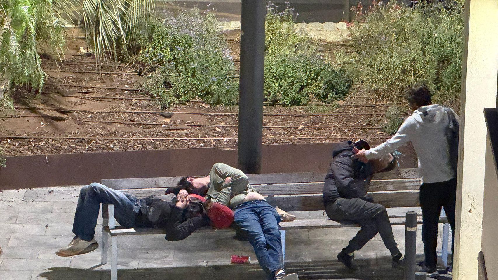Algunos sintecho y drogadictos en la plaza de la Coca de Mataró