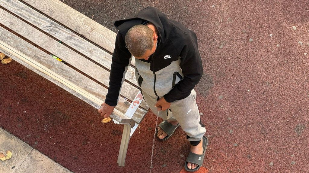 Un dels drogoaddictes orinant a la plaça de la Coca de Mataró