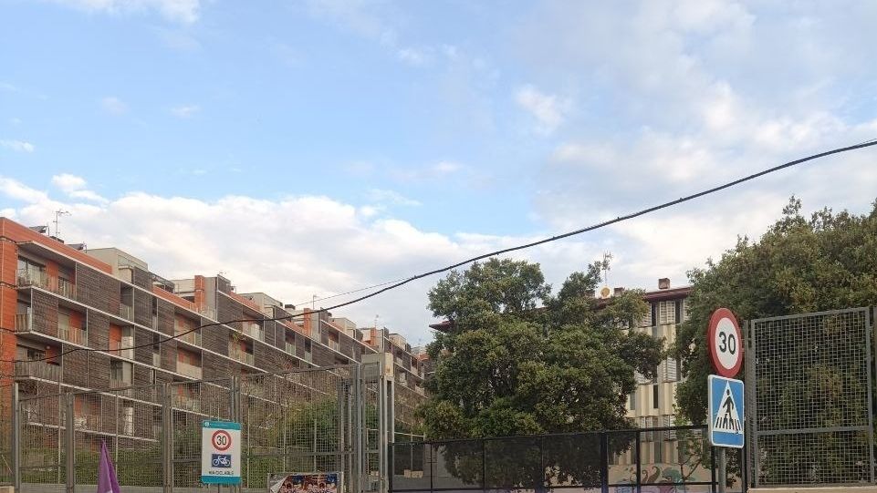 Un grupo de profesores protestan el lunes pasado ante un instituto de L'Hospitalet