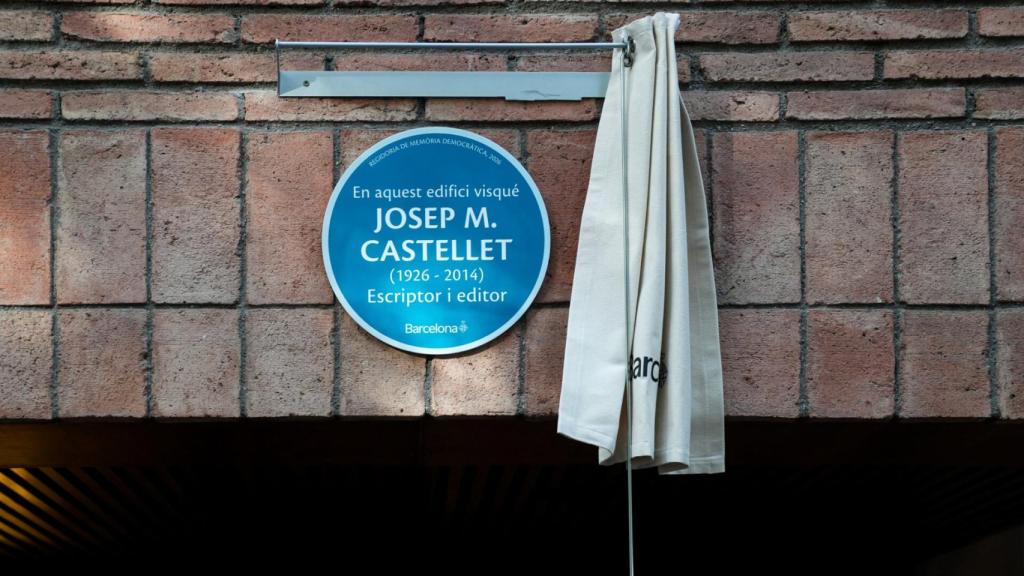 Placa conmemorativa al escritor Josep M. Castellet en la que era su residencia del Eixample