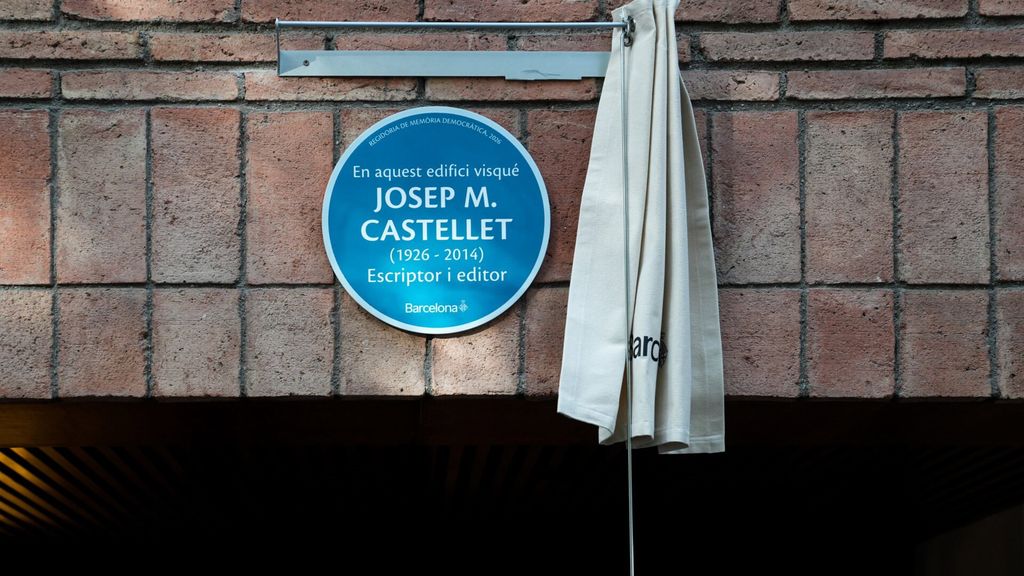 Placa commemorativa a l'escriptor Josep M. Castellet a la que era la seva residència de l'Eixample
