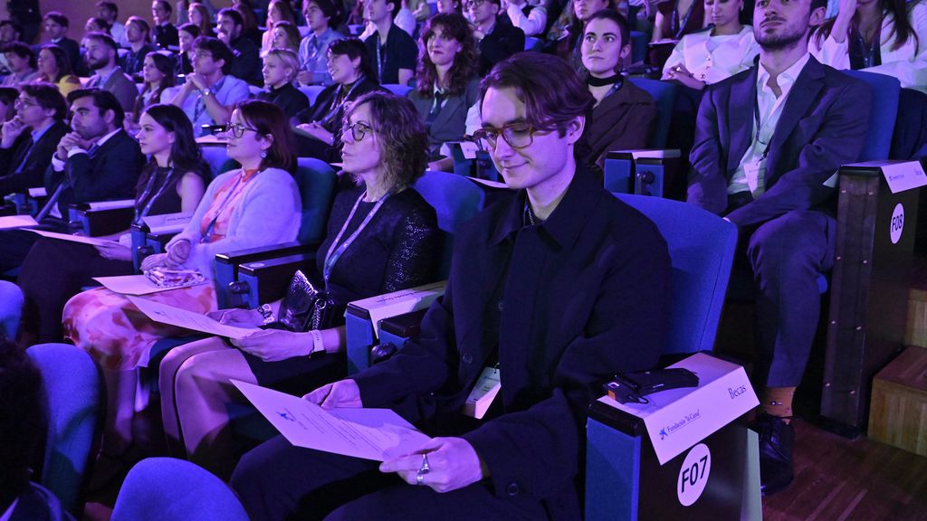Joves investigadors assisteixen a la presentació de les noves beques de Fundació la Caixa