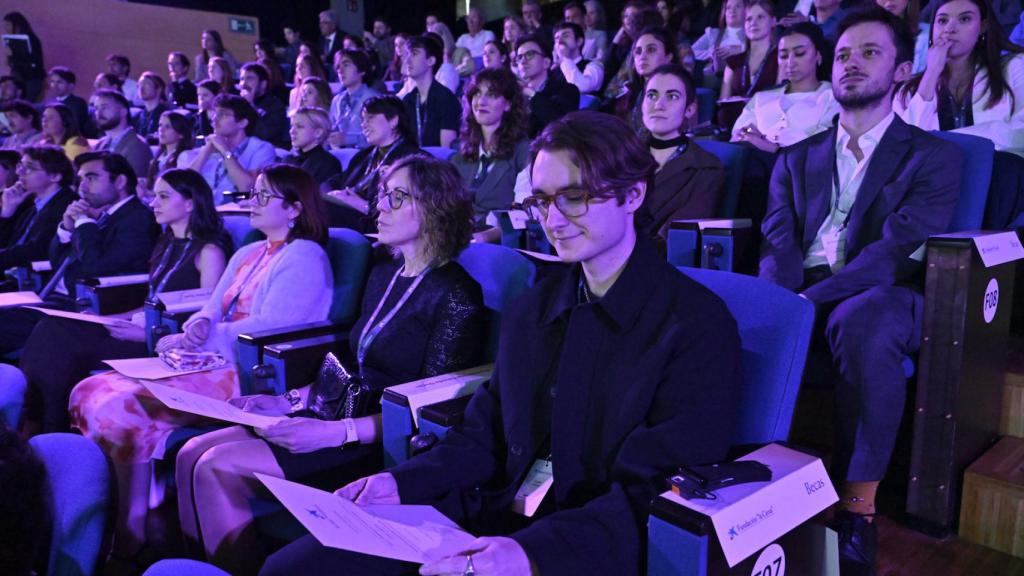Jóvenes investigadores asisten a la presentación de las nuevas becas de Fundación la Caixa