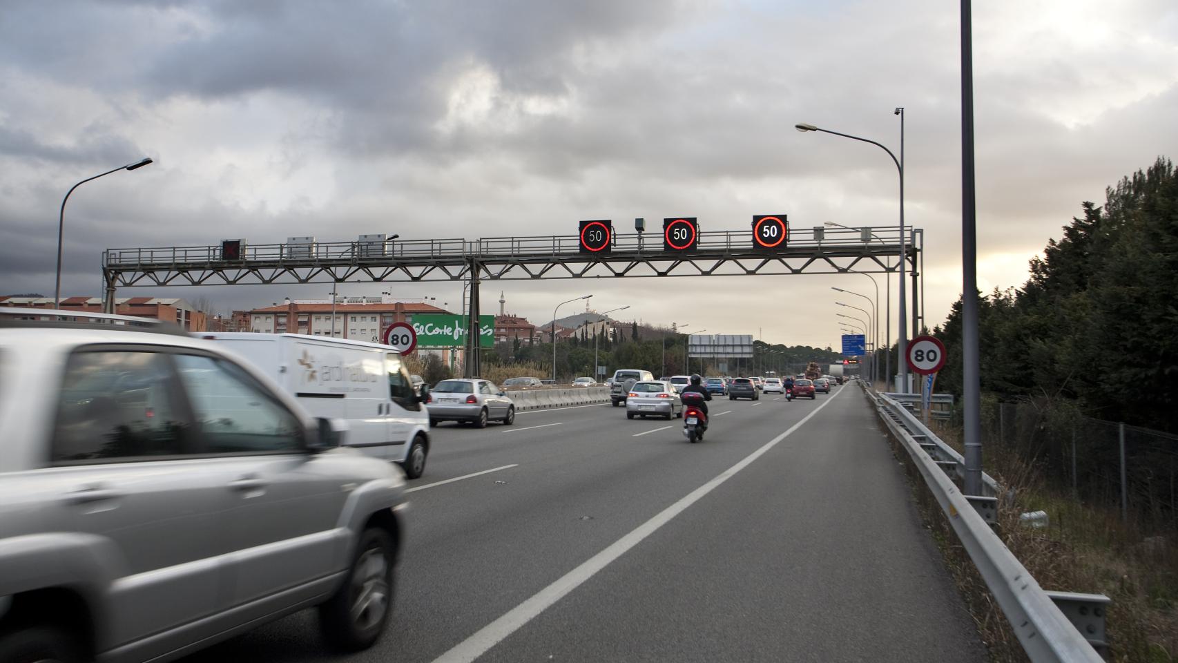Vehículos circulando por una carretera de Barcelona