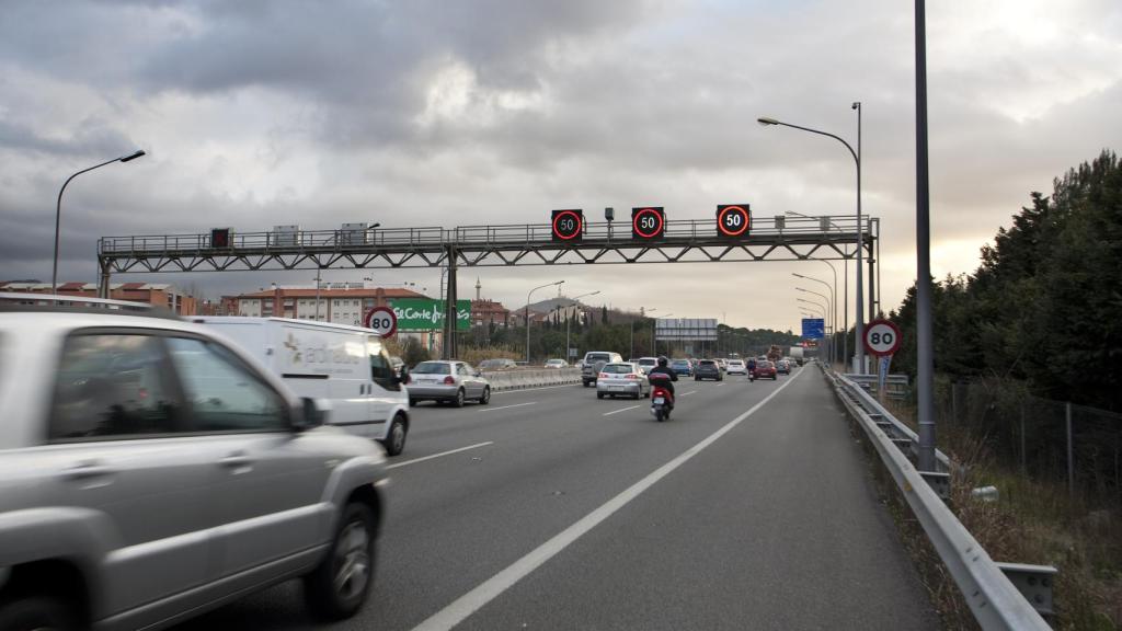 Vehículos circulando por una carretera de Barcelona