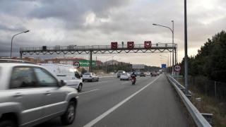 Vehículos circulando por una carretera de Barcelona