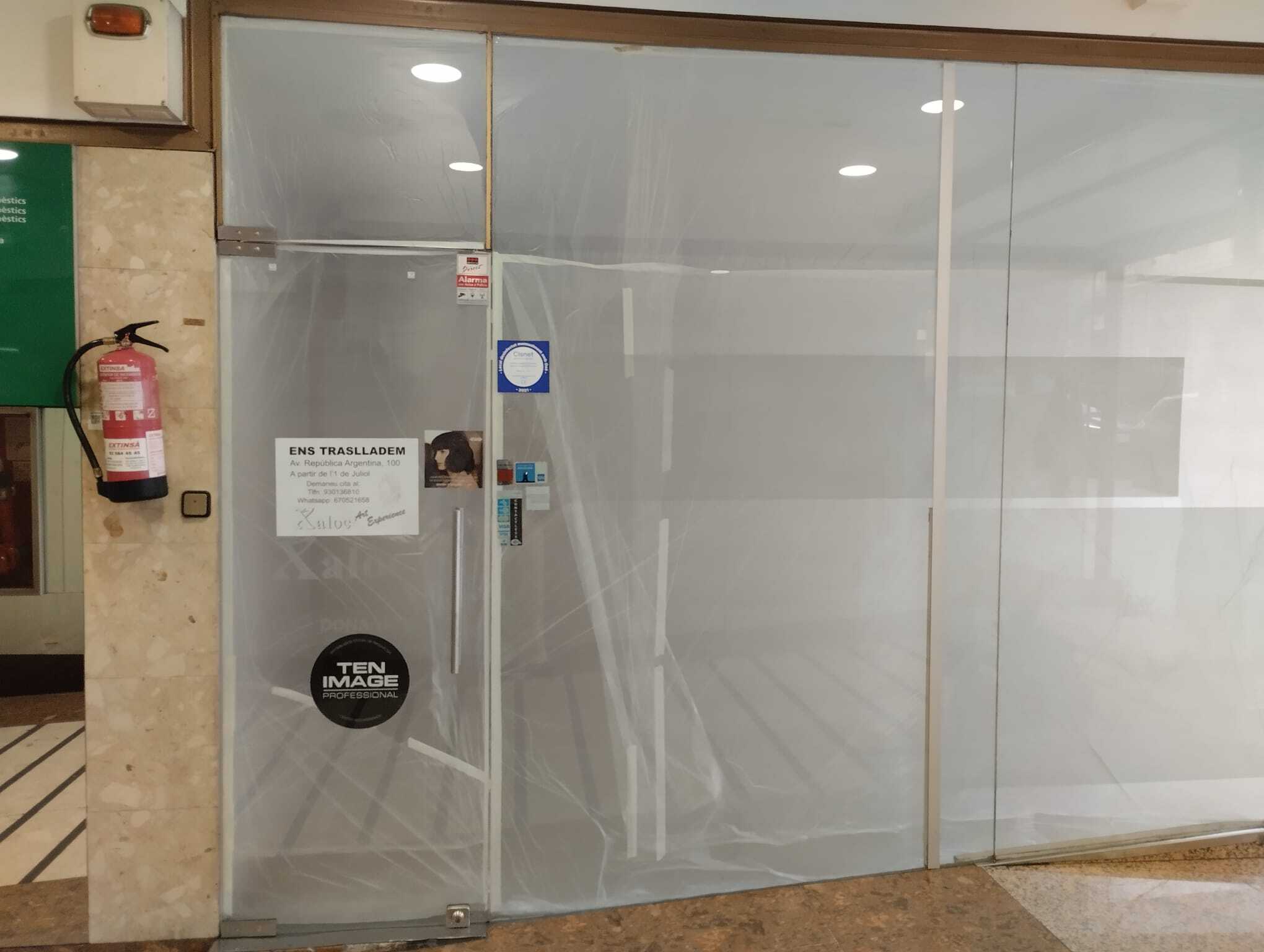 Una tienda cerrada en las galerías Argentina Centre de Barcelona, en República Argentina