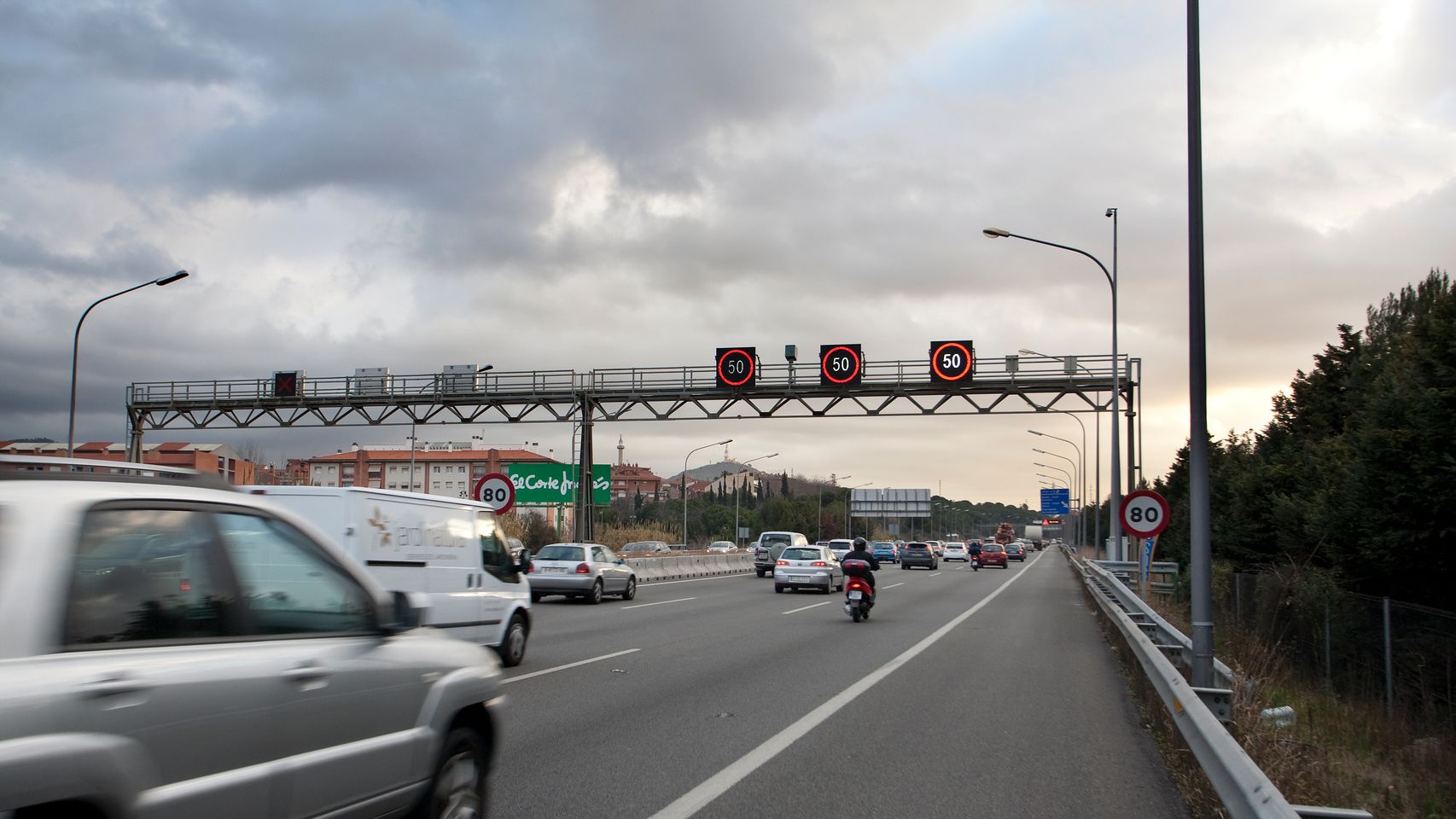 Vehículos circulando por una carretera de Barcelona