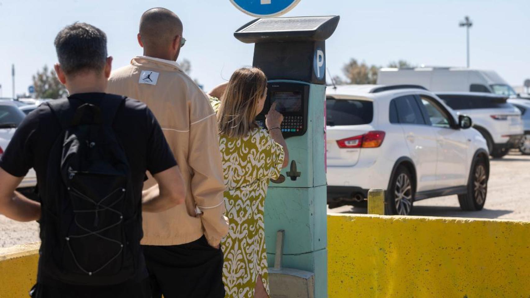 Personas pagan el estacionamiento de la playa de la Murtra en Viladecans
