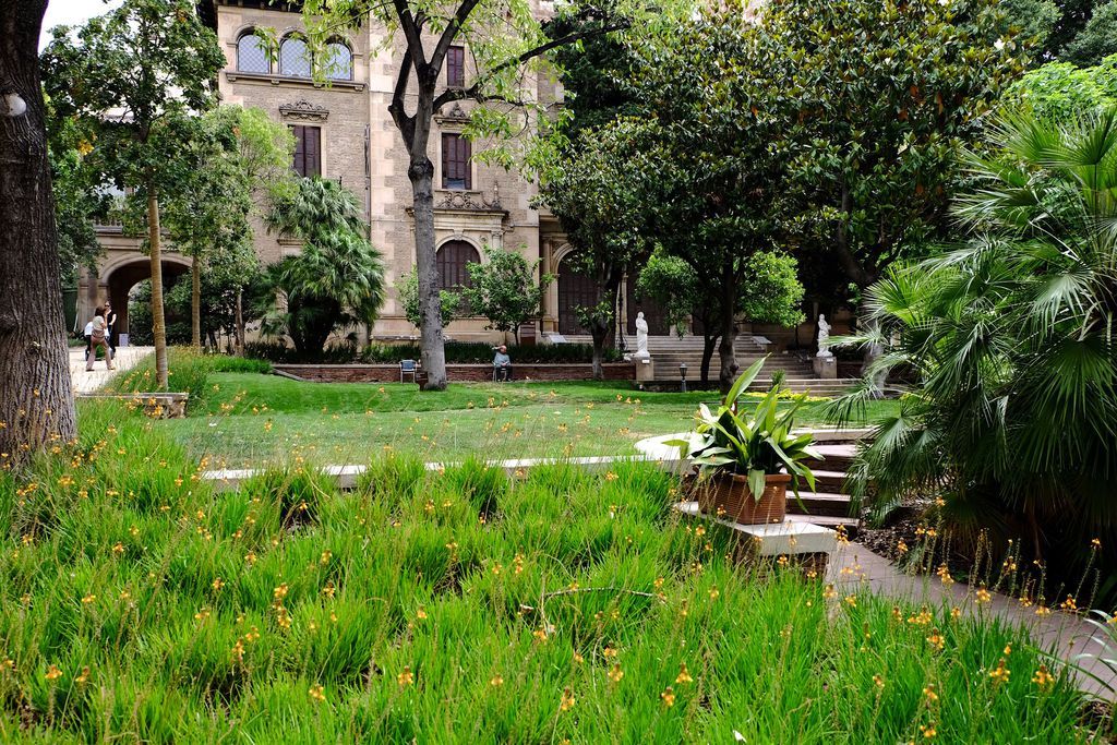 Los jardines de la finca Julio Muñoz Ramonet en Barcelona