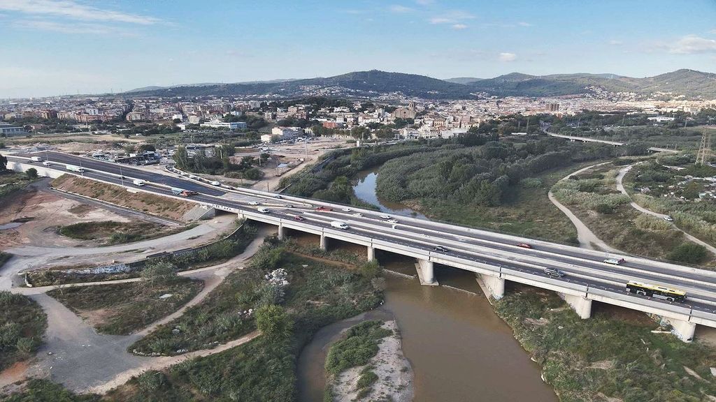 Vista aérea de la B-25 a su paso por Sant Boi en una imagen de archivo