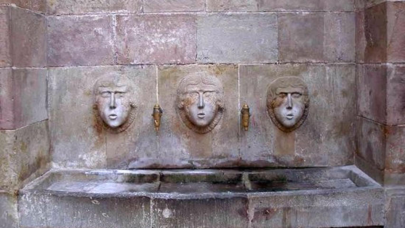Las tres caras de la fuente de la plaza de Sant Just de Barcelona