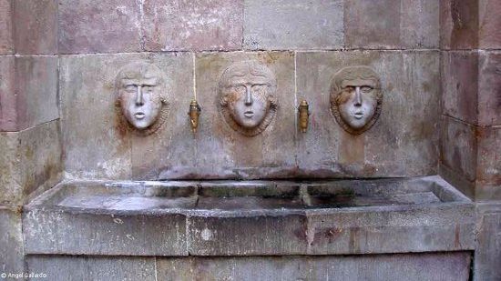 Les tres cares de la font de la plaça de Sant Just de Barcelona