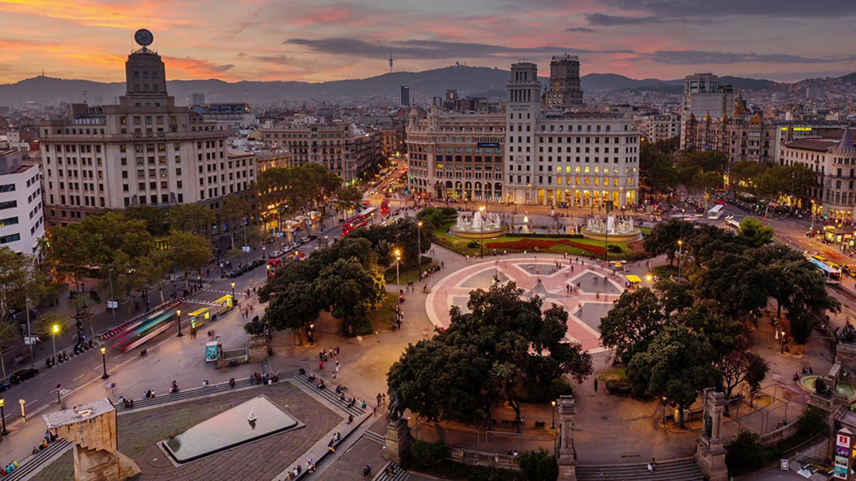 La plaza de Catalunya de Barcelona durante el atardecer