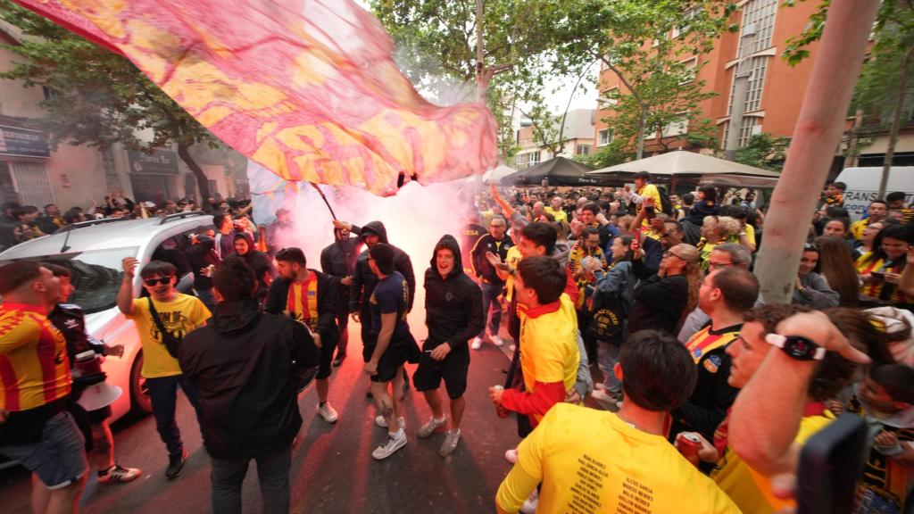 La fiesta de celebración por el título de la UE Sant Andreu en la rambla de Onze de Setembre