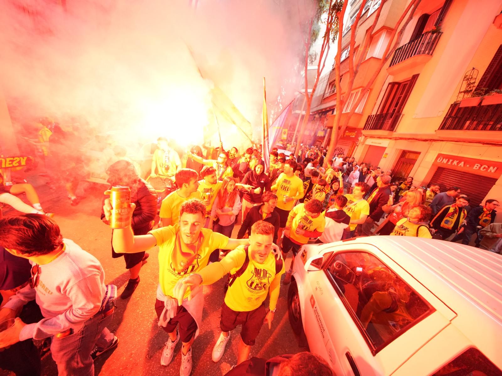Aficionats de la UESA durant la celebració a Sant Andreu