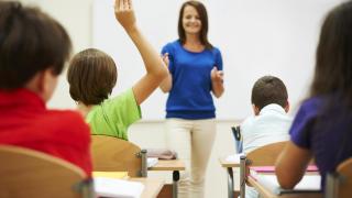 Profesora impartiendo clases 