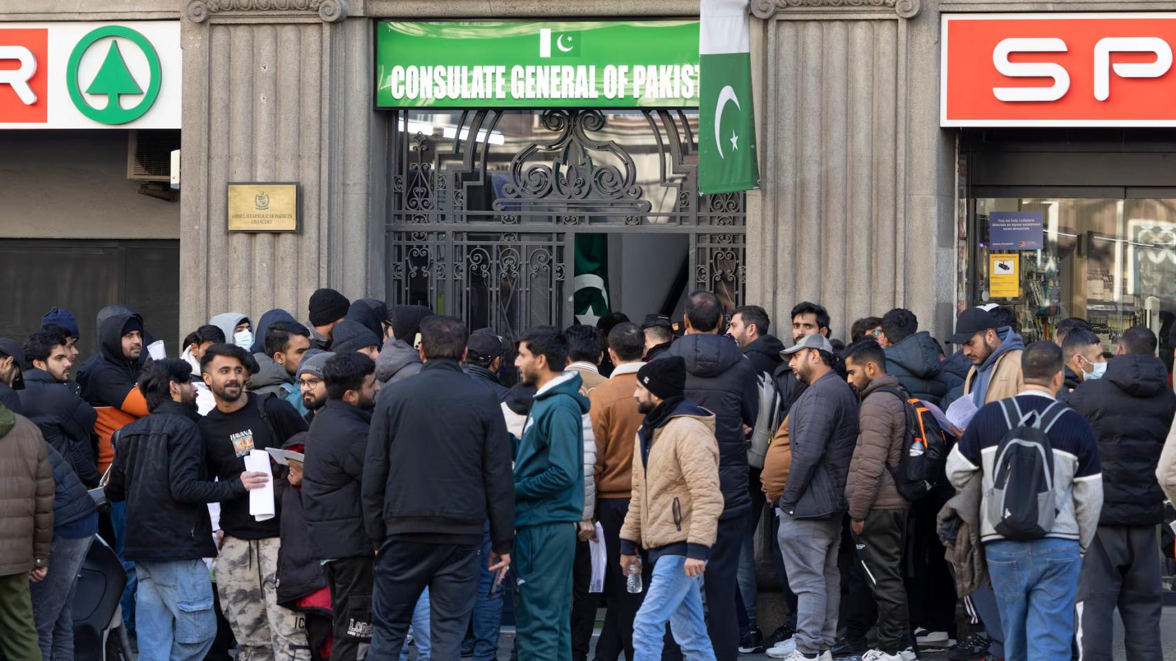 Colas para la regularización de papeles frente al consulado de Pakistán