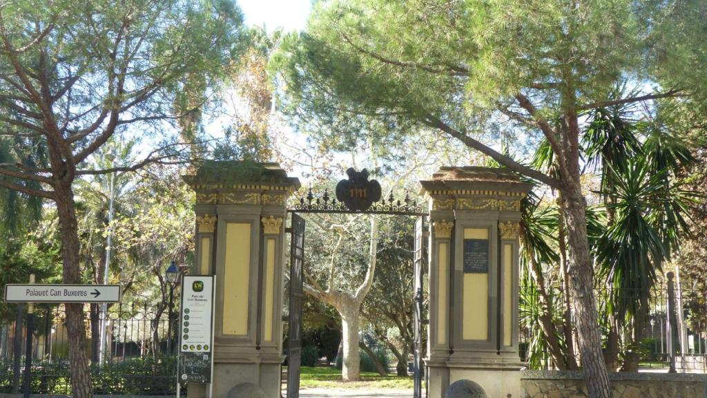Entrada al parque de Can Buxeres en L'Hospitalet