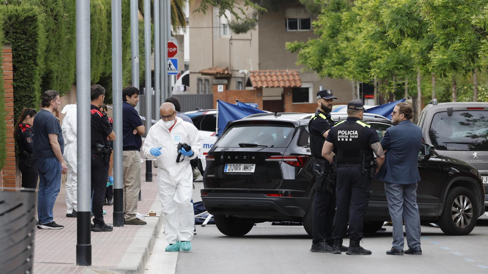 Agentes de la Policía Local de Esplugues y de los Mossos d’Esquadra en el lugar del crimen