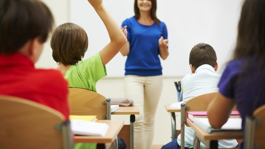Profesora impartiendo clases